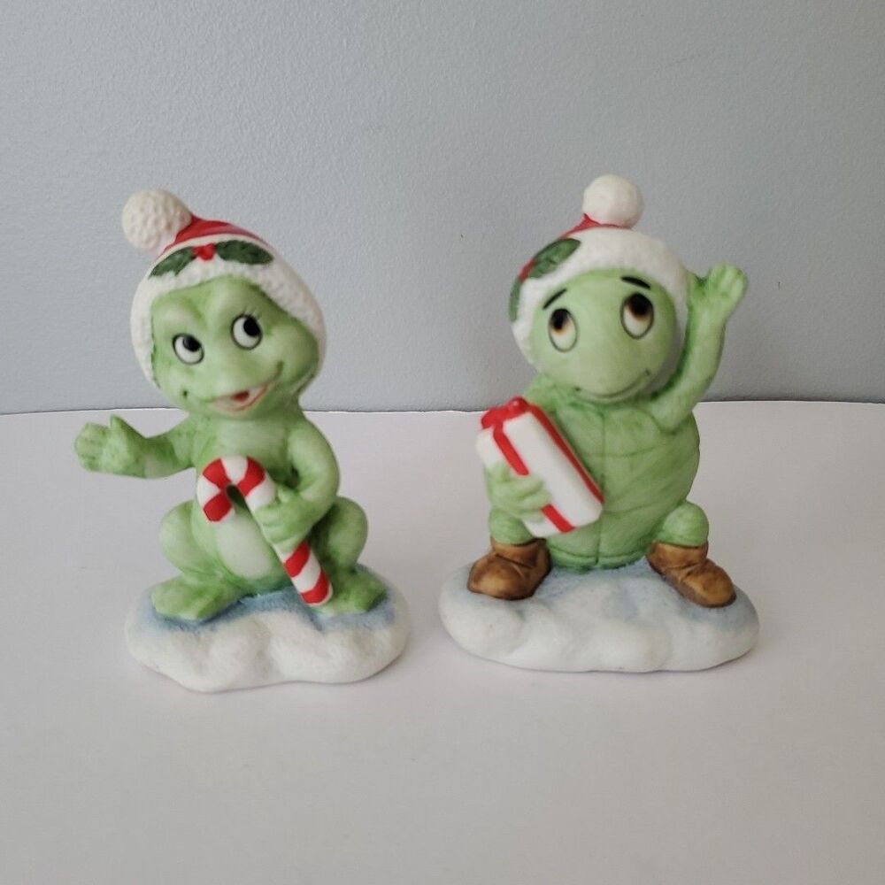UGOC Vintage Ceramic Set of 2 Christmas Frog Figurines 3.5 IN Made in Taiwan